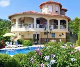 Villa Evora with Private Pool and Large Garden