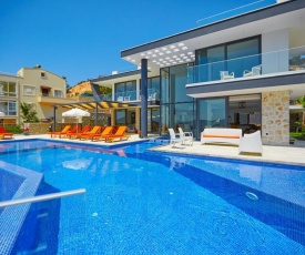 Villa Unlimited 5 Bedroom Luxury Villa with Infinity Pool