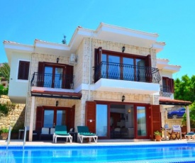 Yenikoy Villa Sleeps 8 Pool Air Con WiFi