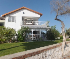 Beautiful villa at 1 meter from sea. (Rent CGvilla 2020-80)