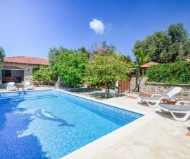 Bitez Villa Sleeps 6 Pool Air Con WiFi T802306