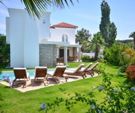 Bitez Villa Sleeps 8 Pool Air Con WiFi