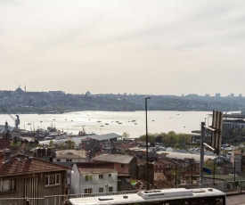 Central Apartment with Golden Horn View in Beyoglu