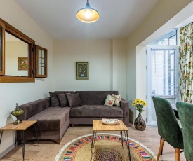Colorful Apartment with Backyard 15 Mins Walk to Taksim Square