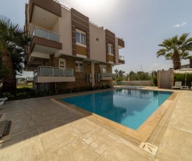 Cozy Apartment with Shared Pool near Beach in Muratpasa, Antalya