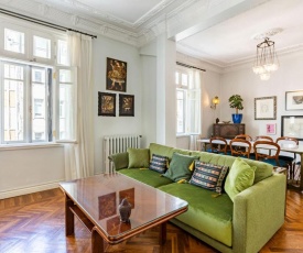 Historical Luxurious Apartment near Trendy Attractions in Nisantasi