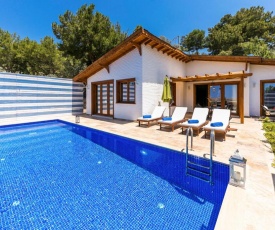 Iskenderun Villa Sleeps 4 with Pool Air Con and WiFi