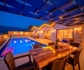 Kalkan'da 2 Yatak Odalı Jakuzili Villa-Villa Stone House