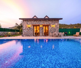 Keciler Villa Sleeps 6 with Pool and Air Con