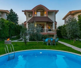 Kemer Merkezde Muhteşem Bahçeye Sahip, Özel Havuzlu, Konforlu Villa