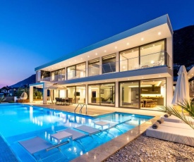 Luxury Villa for 8 with 20m large Infinity Pool in Kalkan