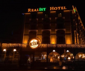 Realist Hotel